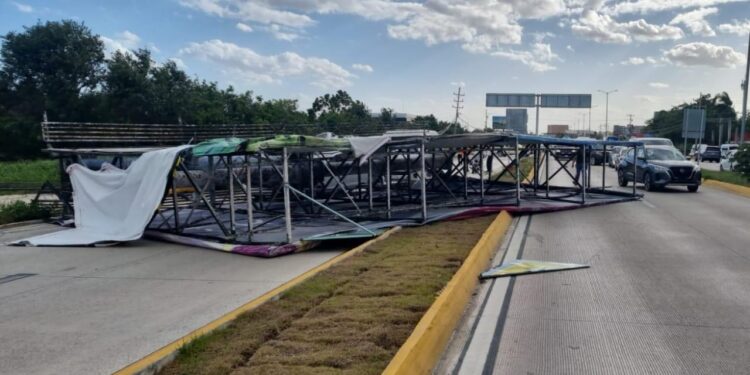 Presentan riesgo de colapso al menos seis espectaculares de la Colosio, según estudio