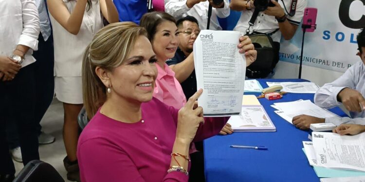 Se inscribe Lili Campos para contender para la reelección