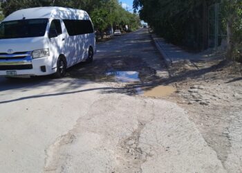 Denuncian múltiples fugas de agua en la avenida principal de Chiquilá
