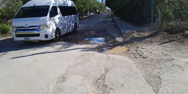 Denuncian múltiples fugas de agua en la avenida principal de Chiquilá