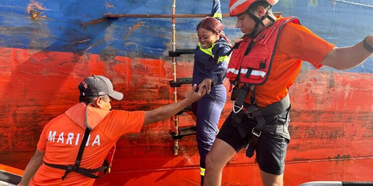 Marina apoya en el rescate de siete personas extranjeras frente las costas de Quintana Roo