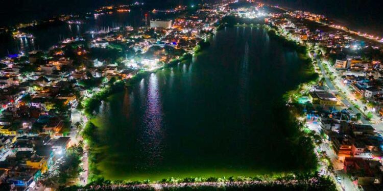 Instalan nuevas luminarias LED en el andador de la Salina Grande