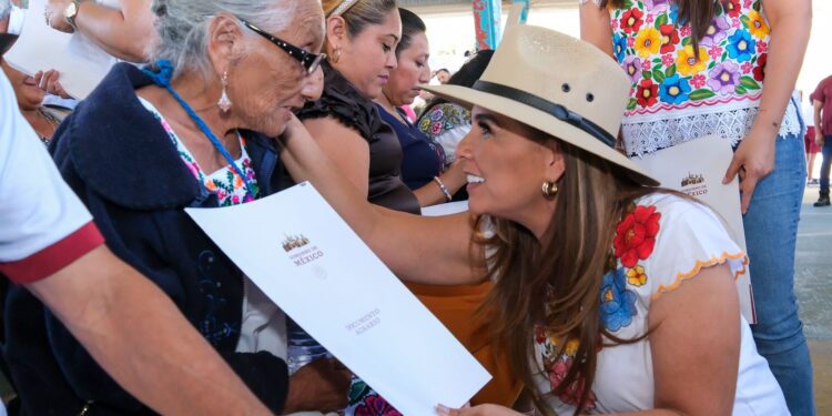 Da certeza jurídica Mara Lezama a familias de Zona Maya y entrega títulos de propiedad