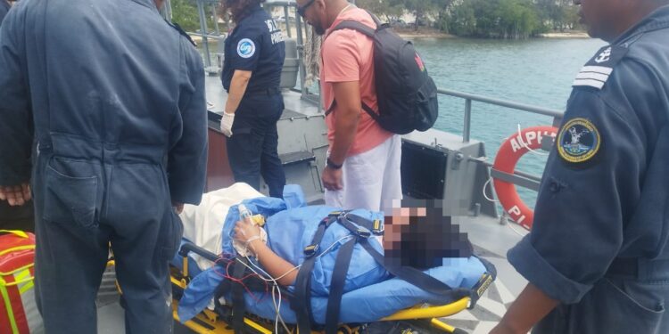 Marina realiza evacuación médica marítima en apoyo al Hospital Comunitario de Isla Mujeres, Quintana Roo