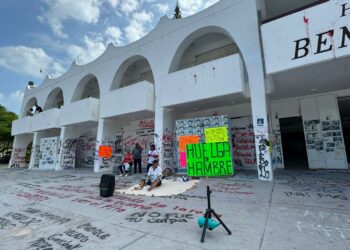 Taxista realiza huelga de hambre afuera del Palacio Municipal en Cancún   