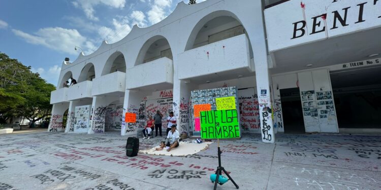 Taxista realiza huelga de hambre afuera del Palacio Municipal en Cancún   