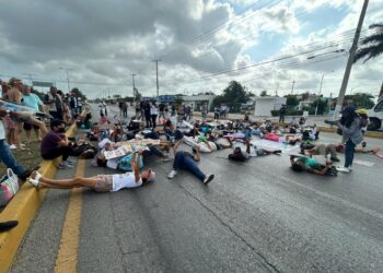Bloquean ambientalistas la carretera federal en Playa del Carmen