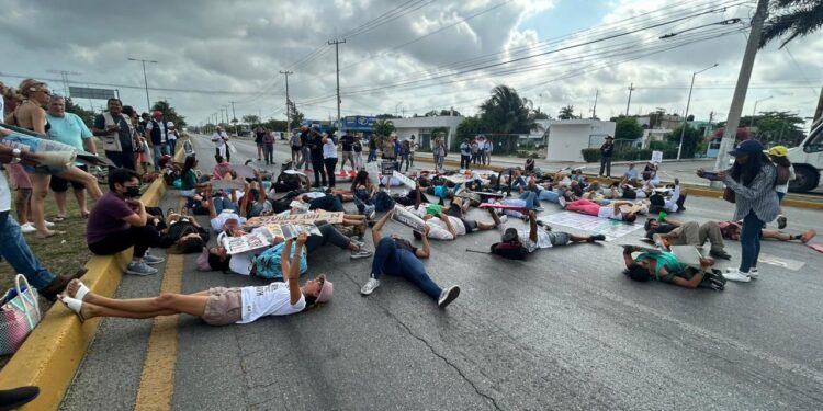 Bloquean ambientalistas la carretera federal en Playa del Carmen