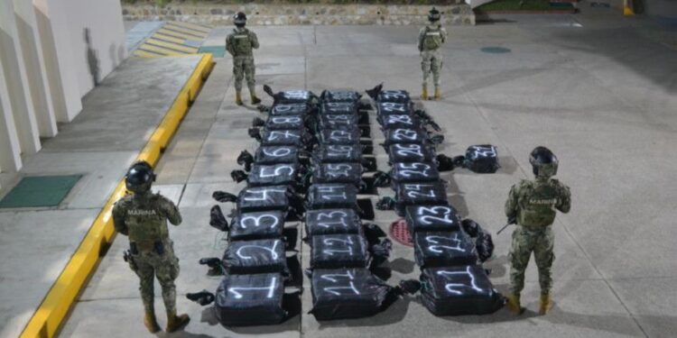 Marina asegura cerca de tres toneladas de cocaína frente a las costas de Acapulco, Guerrero