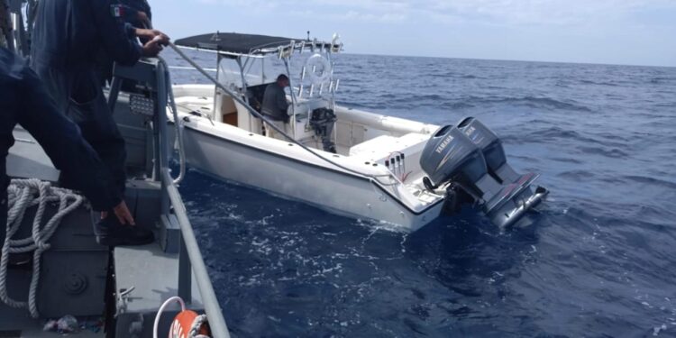 Marina rescata a una persona extranjera a la deriva en aguas de Quintana Roo