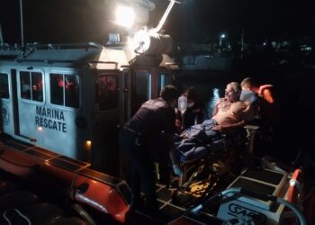 Semar realiza evacuación médica marítima de paciente con deficiencia pulmonar crónica, de Isla Mujeres, Quintana Roo