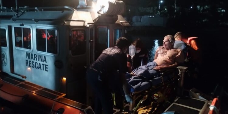 Semar realiza evacuación médica marítima de paciente con deficiencia pulmonar crónica, de Isla Mujeres, Quintana Roo
