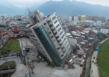 Imágenes del fuerte sismo en Taiwán; emiten alerta de tsunami y derrumba edificios