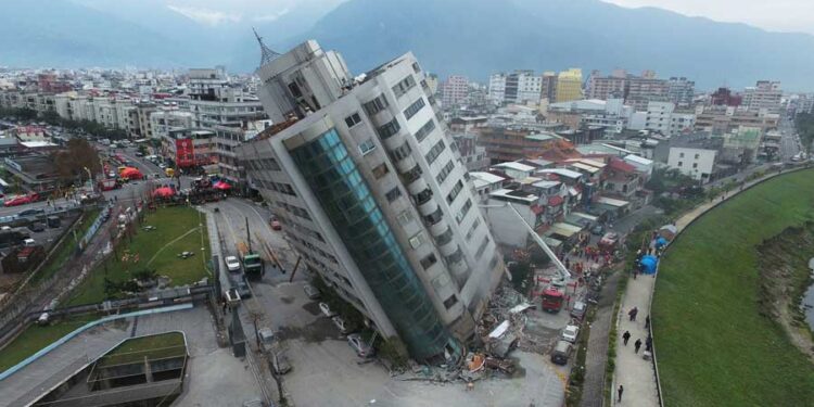 Imágenes del fuerte sismo en Taiwán; emiten alerta de tsunami y derrumba edificios