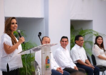 Ofrenda floral y guardia de honor en el Parque al Maestro, en Chetumal