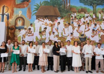 Reconocen al personal docente en Quintana Roo por 30 y 40 años de servicio en el Día de la Maestra y el Maestro