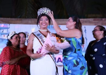 En Isla Mujeres coronan e imponen la banda a su Embajadora por el Día de la Marina