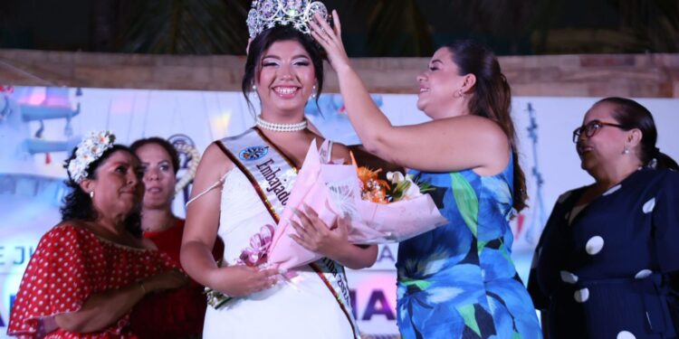 En Isla Mujeres coronan e imponen la banda a su Embajadora por el Día de la Marina