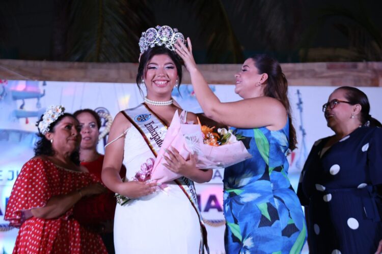 En Isla Mujeres coronan e imponen la banda a su Embajadora por el Día de la Marina