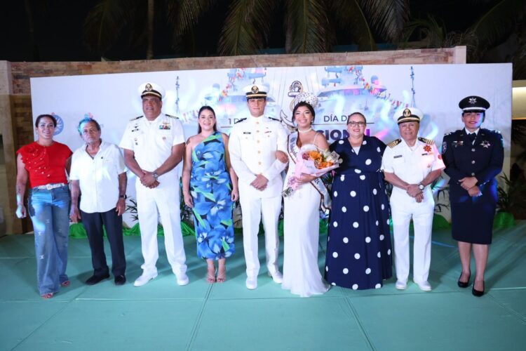 En Isla Mujeres coronan e imponen la banda a su Embajadora por el Día de la Marina
