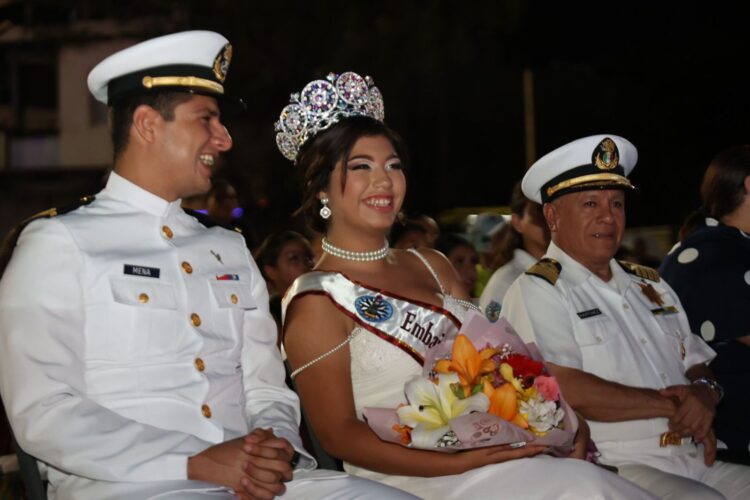 En Isla Mujeres coronan e imponen la banda a su Embajadora por el Día de la Marina