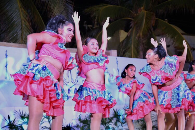 En Isla Mujeres coronan e imponen la banda a su Embajadora por el Día de la Marina