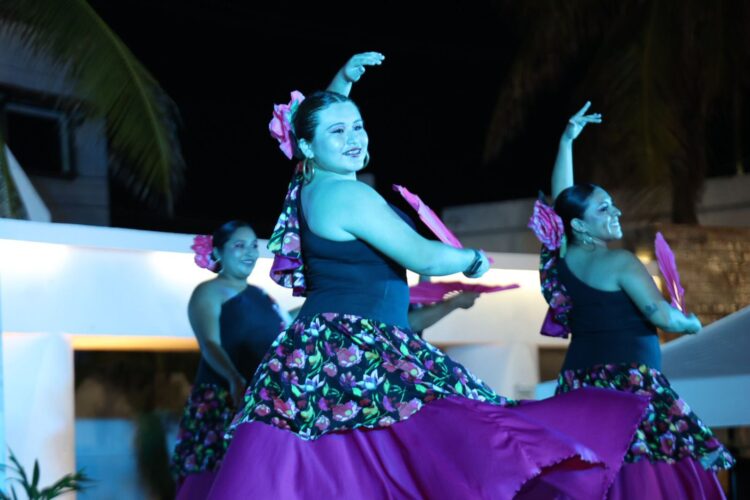 En Isla Mujeres coronan e imponen la banda a su Embajadora por el Día de la Marina