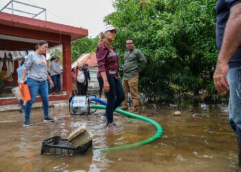 Mara Lezama realiza recorridos domiciliarios por colonias de Chetumal afectadas por inundaciones