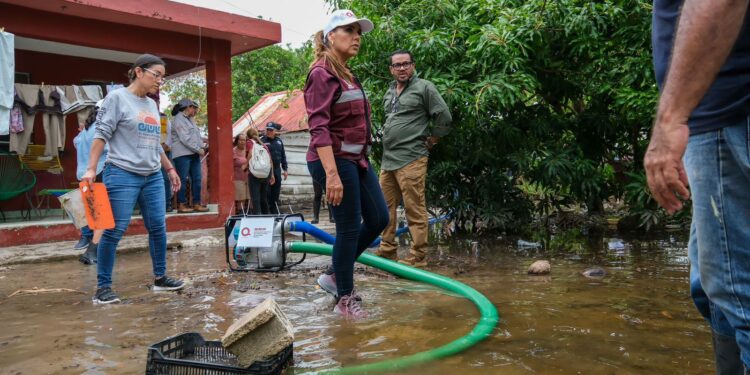 Mara Lezama realiza recorridos domiciliarios por colonias de Chetumal afectadas por inundaciones