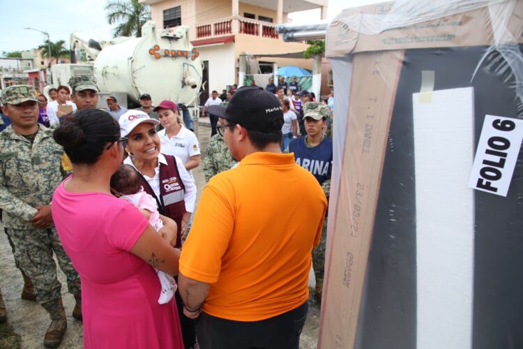 Mara Lezama realiza recorridos domiciliarios por colonias de Chetumal afectadas por inundaciones