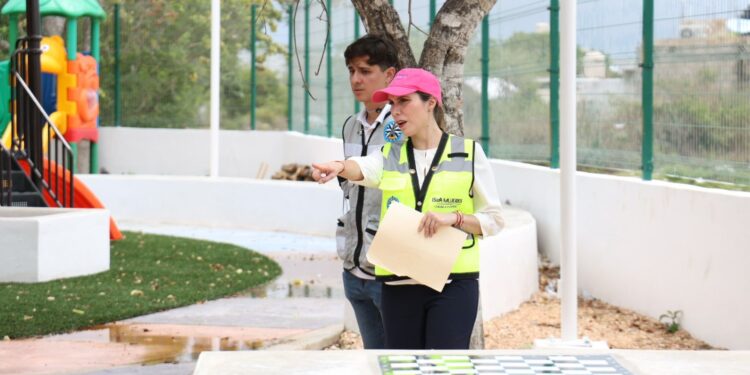 Atenea Gómez Ricalde supervisa avances del nuevo parque infantil La Victoria en Zona Continental