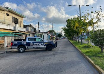 Balean a dos personas en un taxi en Cancún