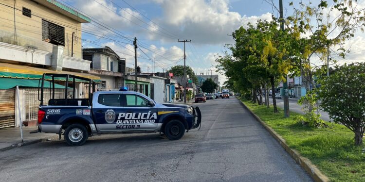 Balean a dos personas en un taxi en Cancún