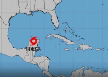 Se degrada ‘Beryl’ a tormenta tropical al cruzar la Península de Yucatán
