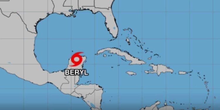 Se degrada ‘Beryl’ a tormenta tropical al cruzar la Península de Yucatán