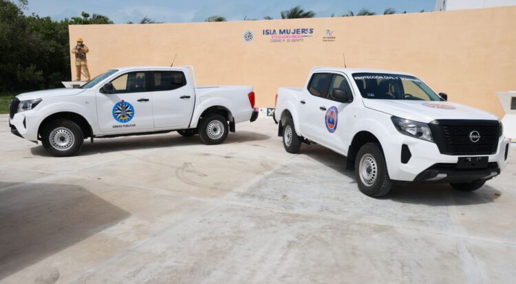 Atenea Gómez Ricalde entrega dos vehículos más a Protección Civil y Obras Públicas