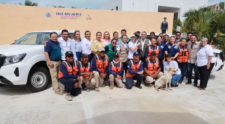 Atenea Gómez Ricalde entrega dos vehículos más a Protección Civil y Obras Públicas