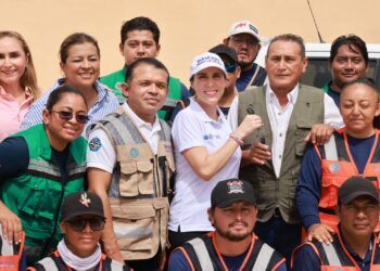 Atenea Gómez Ricalde entrega dos vehículos más a Protección Civil y Obras Públicas