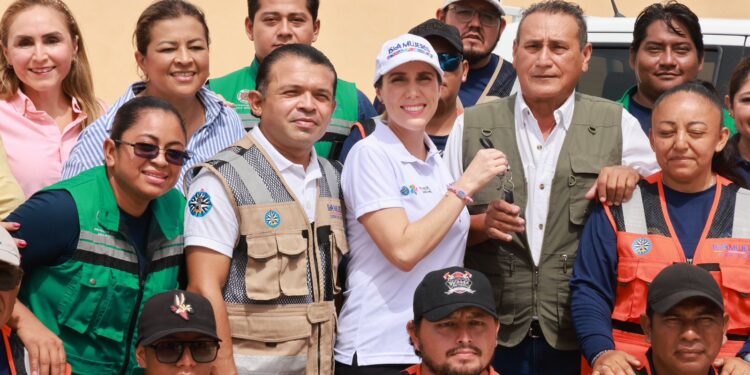 Atenea Gómez Ricalde entrega dos vehículos más a Protección Civil y Obras Públicas