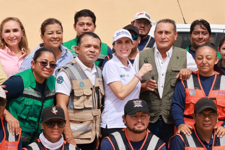 Atenea Gómez Ricalde entrega dos vehículos más a Protección Civil y Obras Públicas