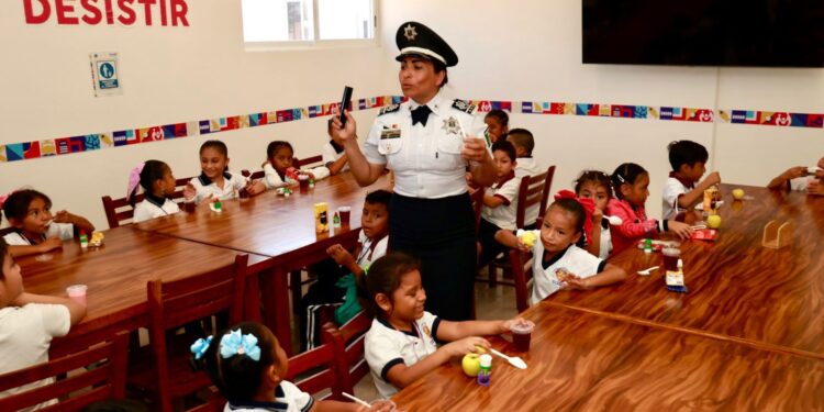 Fomentan la proximidad social a través de visitas escolares en la Casa del Policía de Isla Mujeres