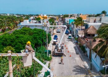 CFE avanza con el reemplazo de 45 postes de luz en mal estado en Isla Mujeres
