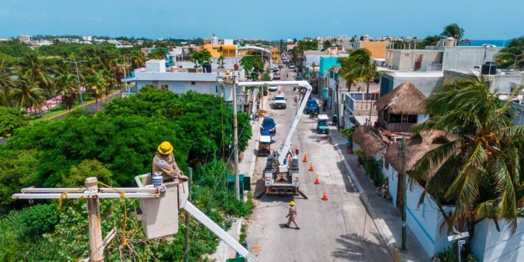 CFE avanza con el reemplazo de 45 postes de luz en mal estado en Isla Mujeres