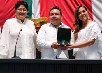 Entrega Mara Lezama Medalla al Mérito Indígena “Cecilio Chí” a Wildernain Villegas Carrillo por su contribución a la preservación de la Cultura Maya