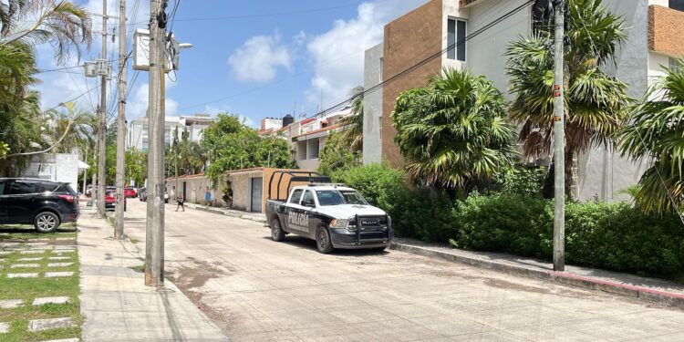 Estalla balacera en el centro de Cancún, tras intento de asalto en casa de cambio; hay dos detenidos