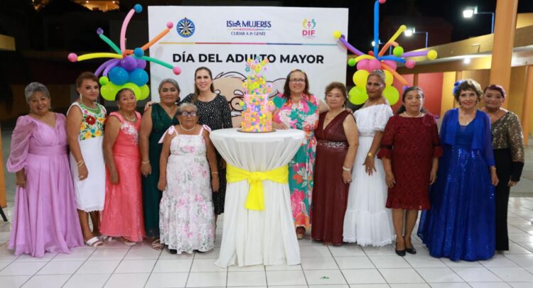 Atenea Gómez Ricalde celebra a las Personas Adultas Mayores de Isla Mujeres con un ameno convivio