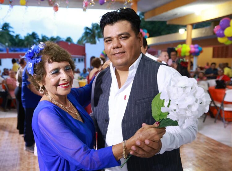 Atenea Gómez Ricalde celebra a las Personas Adultas Mayores de Isla Mujeres con un ameno convivio
