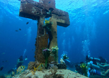 Atenea Gómez Ricalde encabeza el 30 Aniversario de la Inmersión de la Cruz de la Bahía