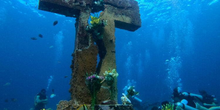 Atenea Gómez Ricalde encabeza el 30 Aniversario de la Inmersión de la Cruz de la Bahía
