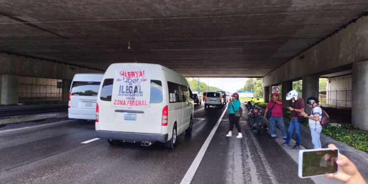Aeropuerto de Cancún, solo con dos vuelos con demoras por manifestación de transportistas